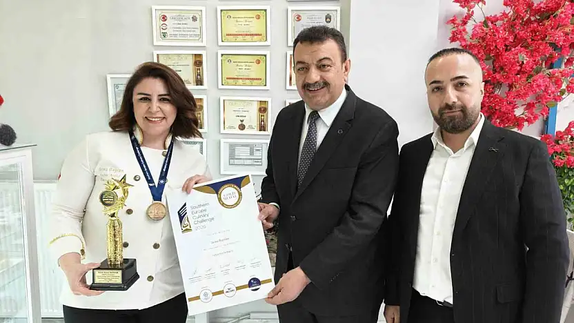 Kayserili pasta şefi Yunanistan'da Türk bayrağını dalgalandırdı