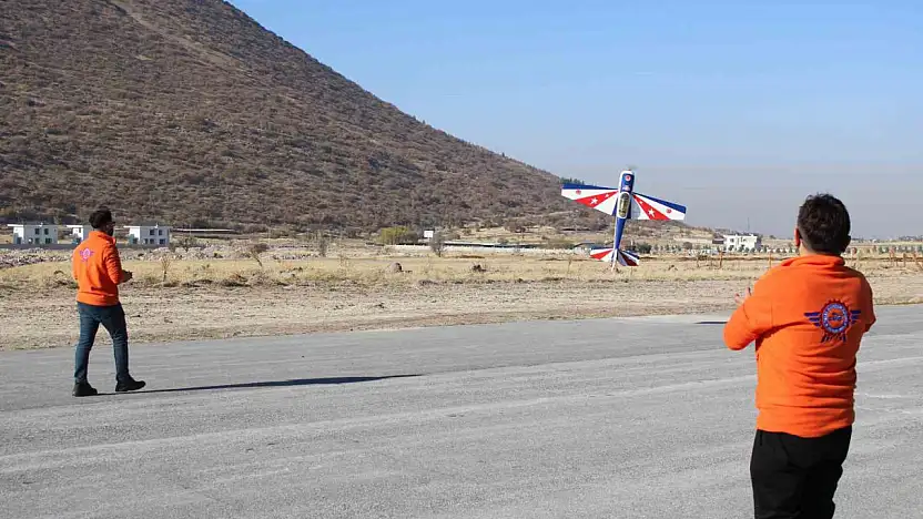 Kendi ürettikleri model uçakla hedef 100 kilometre uçmak