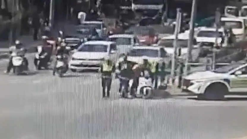 Kuryeyi polisin 'heimlich' manevrası kurtardı