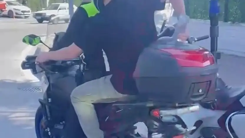 LGS'ye geç kalan öğrencileri polis yetiştirdi