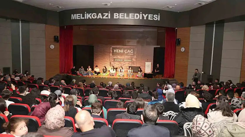 Mektep Melikgazi öğrencilerinin hazırladığı tiyatro oyunu büyük alkış topladı