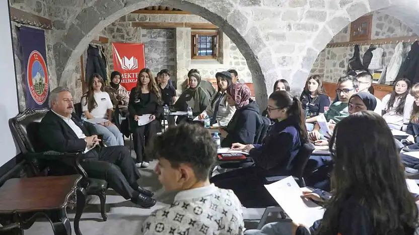 Melikgazi Belediyesi gençlerin hayallerine imza atmaya devam ediyor