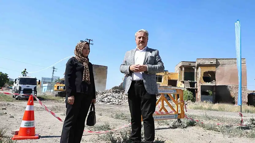 Melikgazi'de metruk 5 yapı yıkıldı