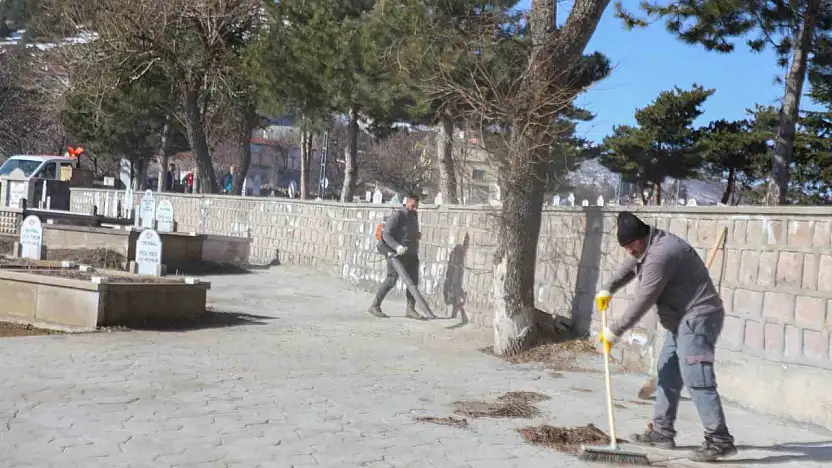 Melikgazi'de mezarlıklar bayram için temizlendi