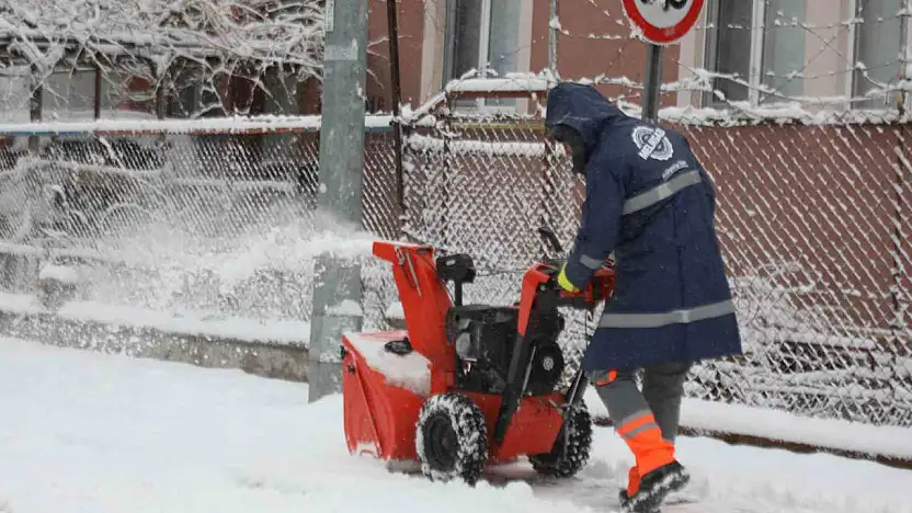 Melikgazi ekipleri 58 mahallede kar küreme çalışması yaptı