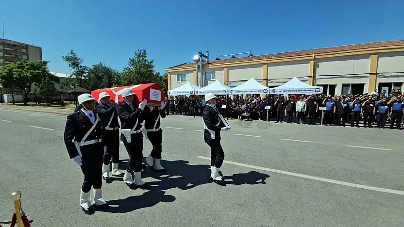 Merhum polis babasını asker selamı ile uğurladı
