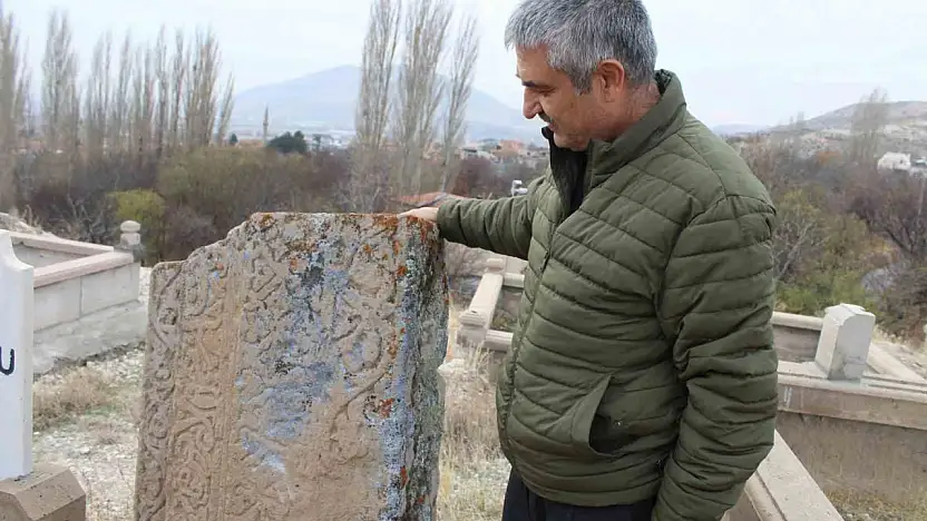 Mezarlıktaki esrarengiz taş