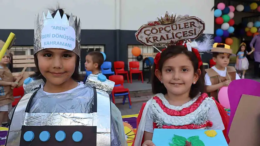 Miniklere bayat ekmekle yemek yapmayı öğrettiler