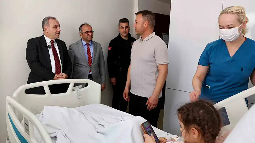 Rektör Prof. Dr. Altun'dan tedavi gören çocuklara 23 Nisan ziyareti