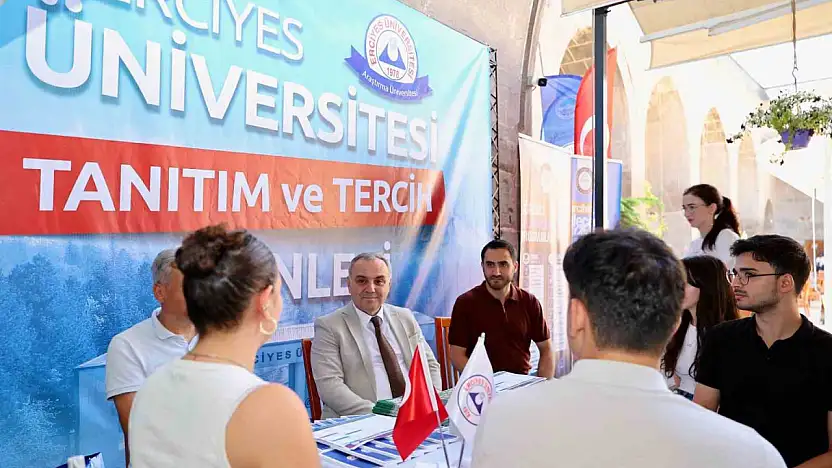 Rektör Prof. Dr. Fatih Altun, tercih danışmanlığı standında öğrenciler ile buluştu
