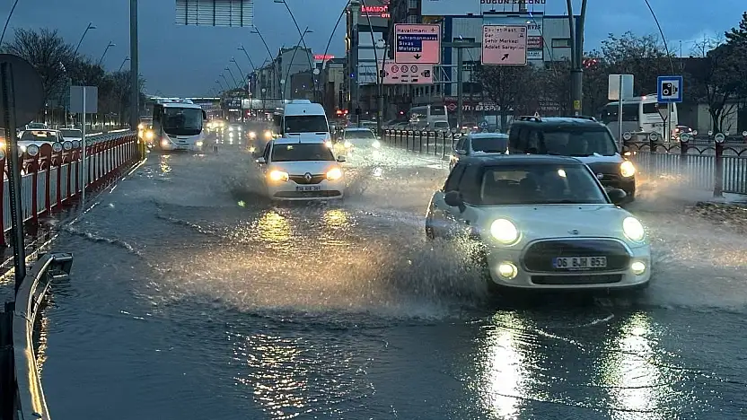 Sağanak yağış Kayseri'de hayatı olumsuz etkiledi