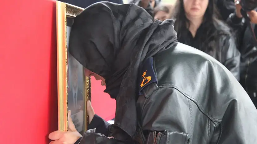 Şehit eşini askeri montuyla son yolculuğuna uğurladı