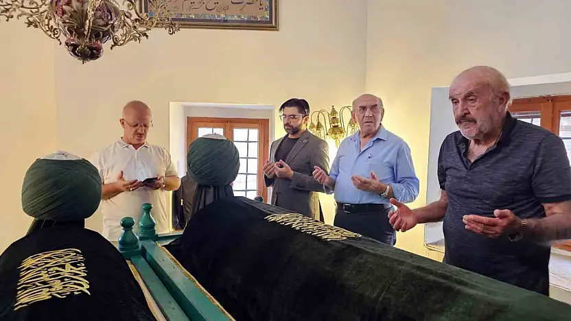 Şeyh İbrahim Tennuri Türbesi'nin puşide ve destarları yenilendi