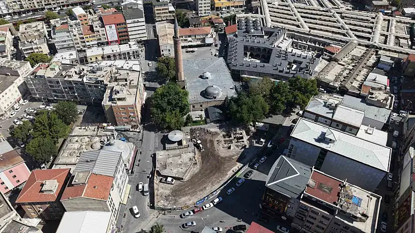 Suriçi Cami Kebir'de hem tarih gün yüzüne çıkıyor, hem esnafın yüzü gülüyor