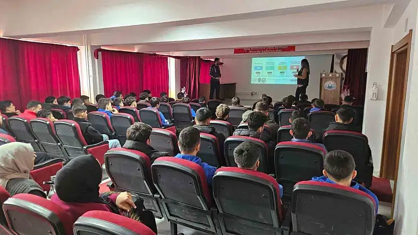 Tomarza'da lise öğrencilerine siber güvenlik semineri verildi