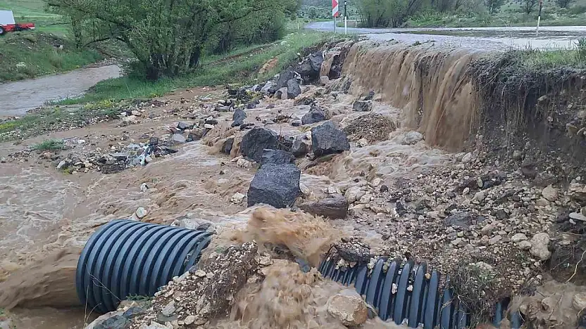 Tomarza'da sağanak etkili oldu, ana yol sular altında kaldı