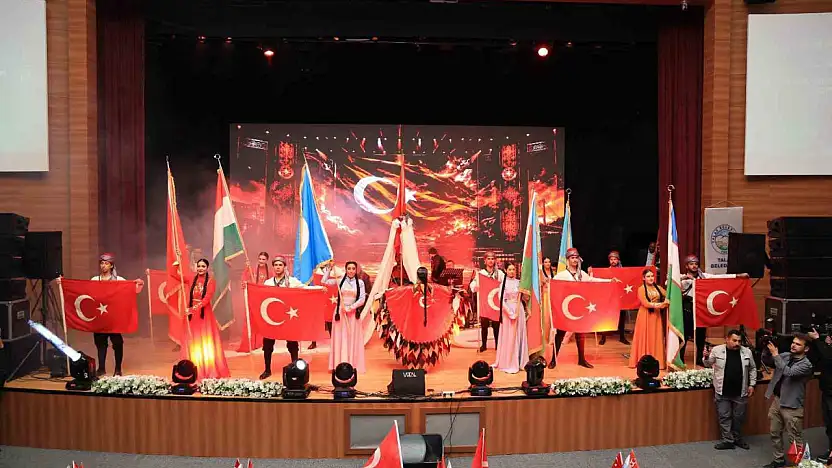 Türk Dünyası gösterisi büyüledi