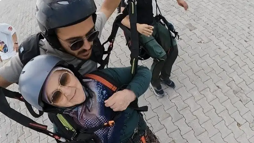 Türkan teyzenin paraşüt macerası güldürdü: 'İnşallah tansiyonumu yükseltmez'