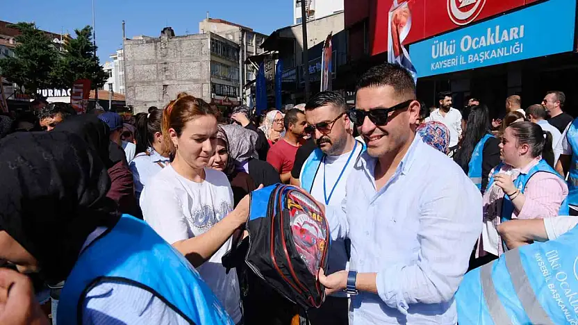 Ülkü Ocakları Kayseri İl Başkanlığı'ndan 5 bin öğrenciye kırtasiye desteği