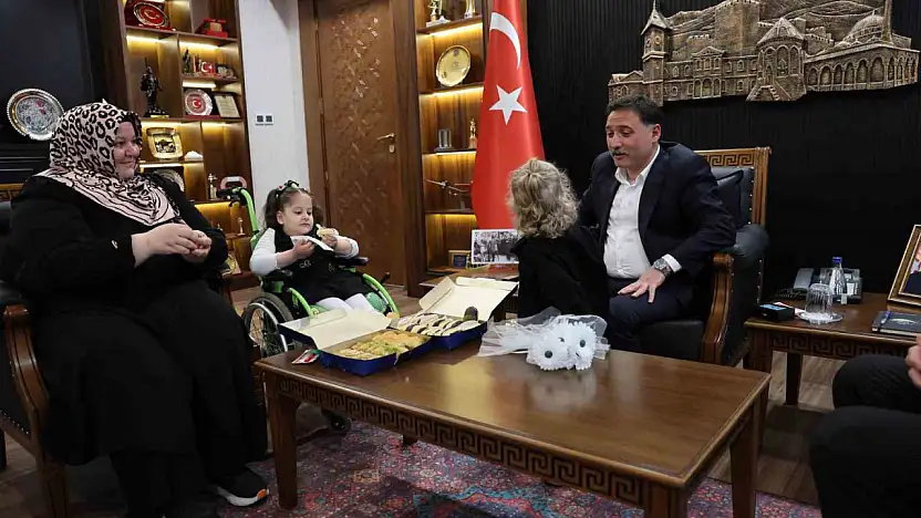 Vali Çiçek tatlı isyanıyla yüzleri güldüren Rüveyda'yı makamında ağırladı