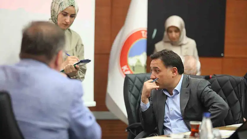 Vali Çiçek, vatandaşlarla bir araya gelmeye devam ediyor
