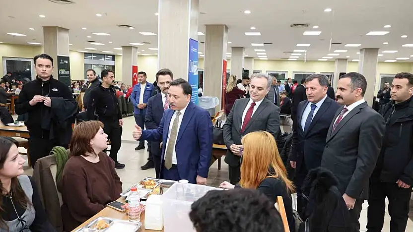 Vali Gökmen Çiçek, ERÜ öğrencileri ile iftar yaptı