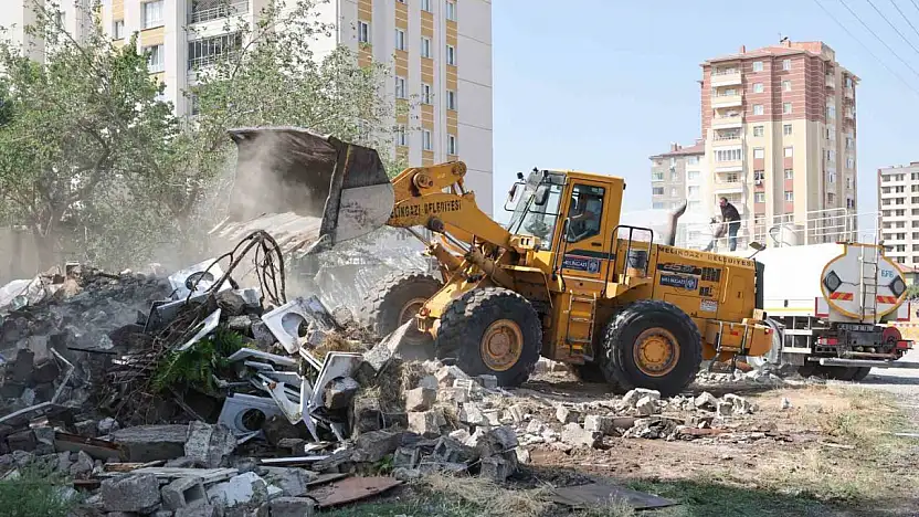 Yıldırım Beyazıt'ta 9 gecekondu kaldırılarak yerini park alanına bıraktı