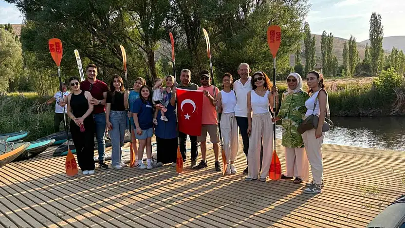 Zamantı Irmağı'nda şehit yakınları ve gaziler ücretsiz kanoya bindirildi