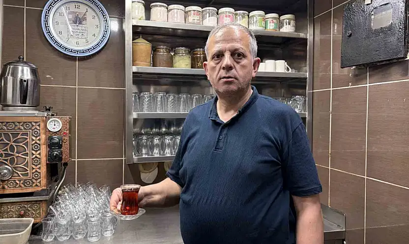 4 metrekare dükkanda 43 yıldır çay demliyor