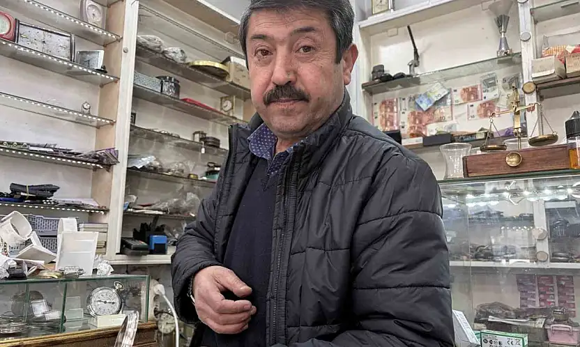 44 yıldır tarihi saatlere ince ayar veriyor