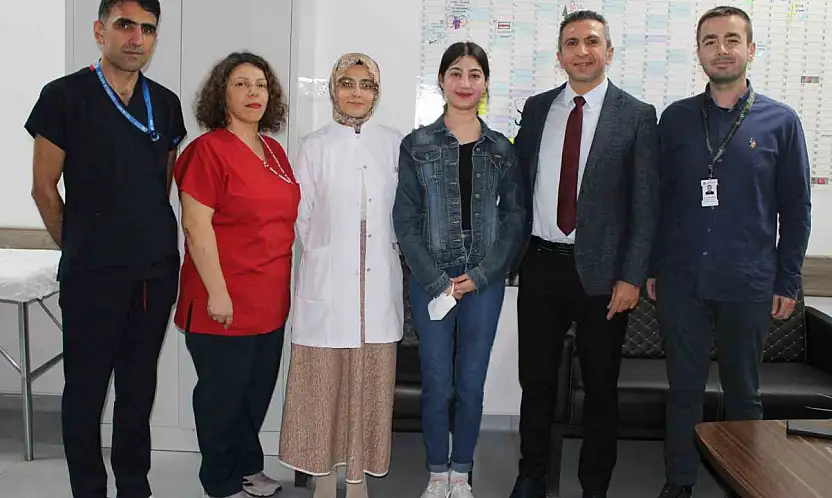 Annesinin böbreğiyle hayata tutundu