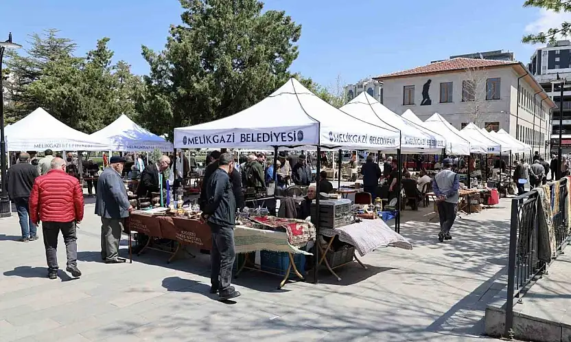 Antika Pazarı koleksiyonerleri bir araya geldi