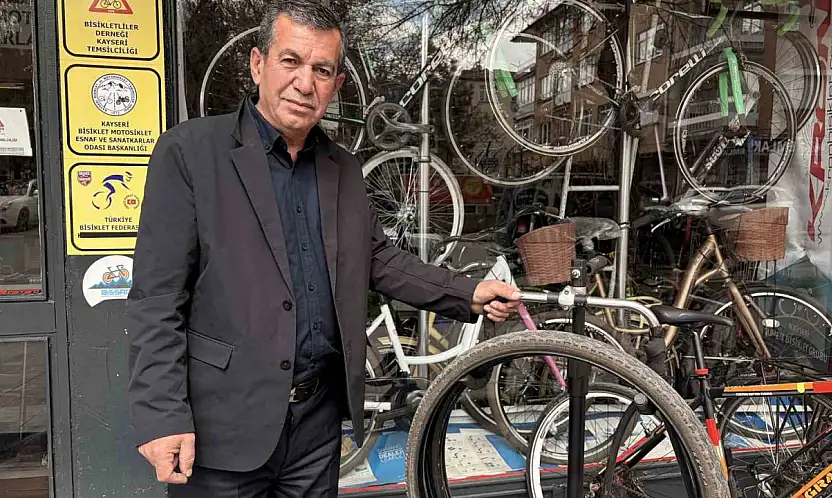 Askıda bisiklet parçaları, çocukların yüzünü güldürüyor