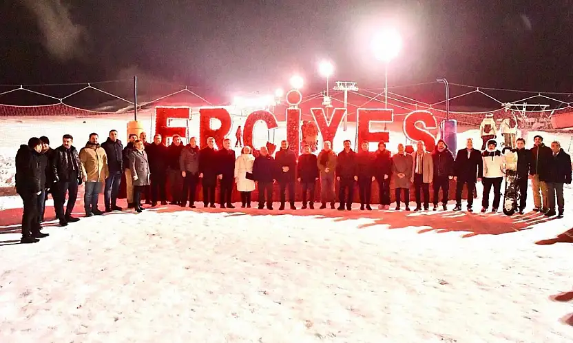 Bakan Tekin, Erciyes'te kayakseverlerle bir araya geldi