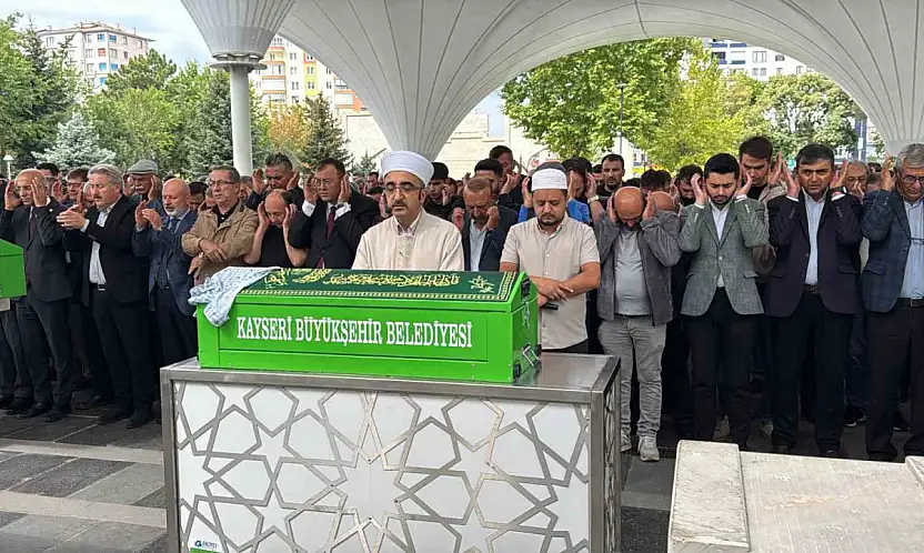 Başına kaya parçası düşmesi sonucu hayatını kaybeden bebek toprağa verildi