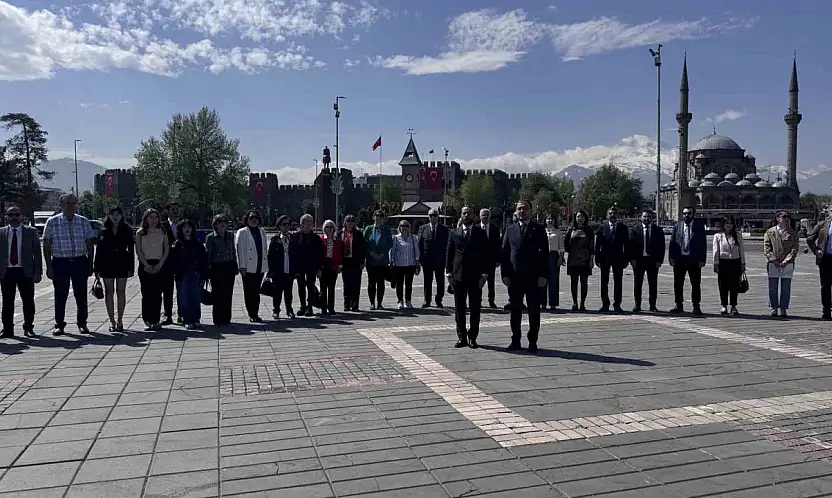 Başkan Akın: 'Plansız açılan fakülteler nedeniyle eczacılık alanında istihdam krizi yaşanmaktadır'