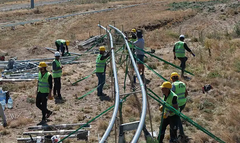 Başkan Büyükkılıç'ın Erciyes'teki yeni projesi yükseliyor: dağ kızağında raylar yerine oturuyor