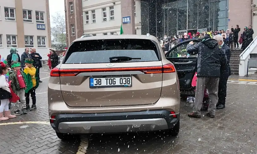 Başkan Büyükkılıç'ın Togg'u, Yerli Malı Haftası'nda öğrencilerle buluştu