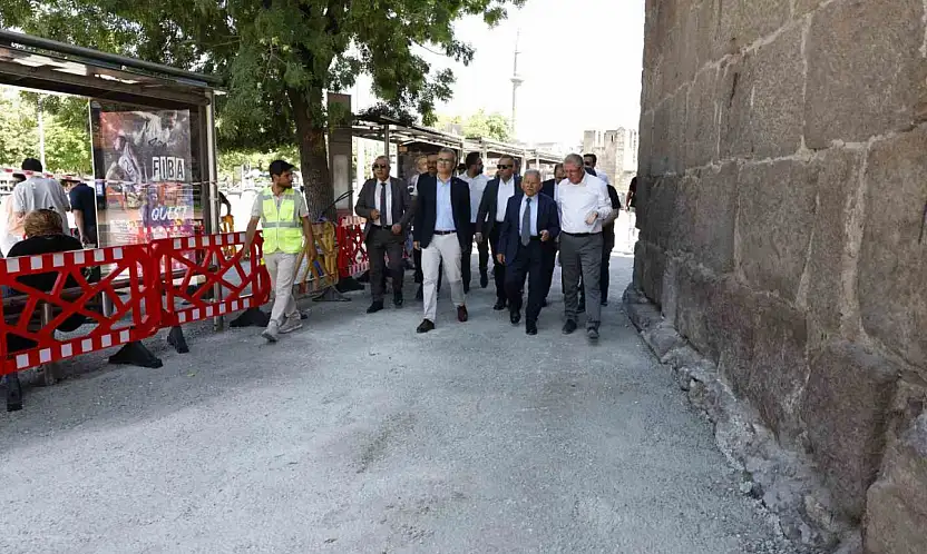 Başkan Büyükkılıç'tan Cumhuriyet Meydanı'ndaki büyük dönüşüme yakın takip