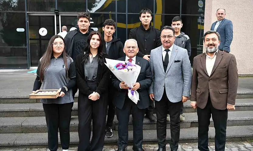 Başkan Büyükkılıç'tan lise öğrencilerine 'kariyer' ve 'gelecek' tavsiyeleri