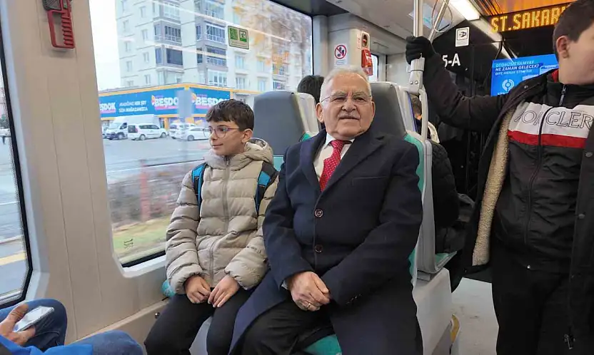 Başkan Büyükkılıç tramvaya bindi, yolcularla sohbet etti