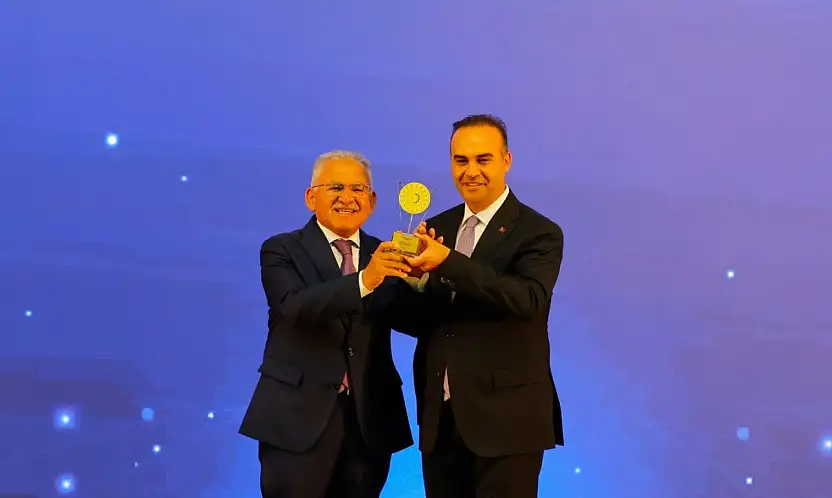 Başkan Büyükkılıç, Türkiye'de ilk olan RES projesiyle Bakan Kacır'ın elinden ödül aldı