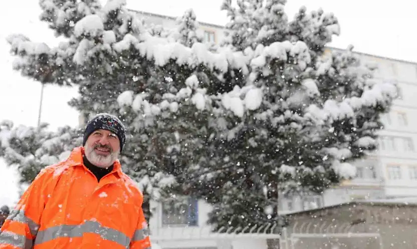 Başkan Çolakbayrakdar: 'Kar yağışı ve don tehlikesine karşı 3 vardiya 24 saat çalışıyoruz'