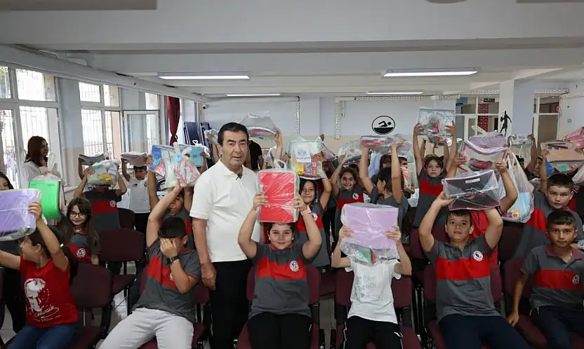 Başkan Metin'den öğrencilere kırtasiye desteği