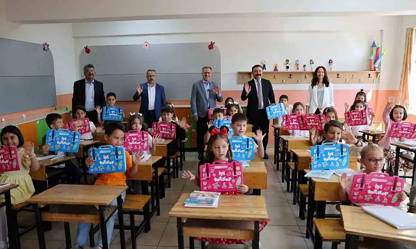 Başkan Özdoğan, Hacılar'da karne coşkusuna ortak oldu