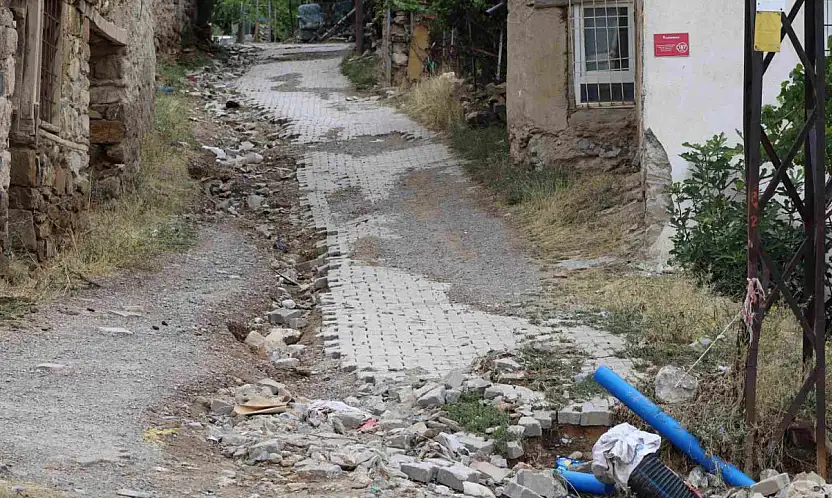 Başkan Öztürk, Derebağ Mahallesi'nde incelemelerde bulundu