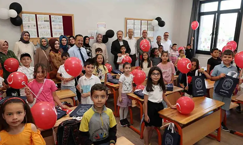 Başkan Palancıoğlu öğrencilerin karne heyecanına ortak oldu