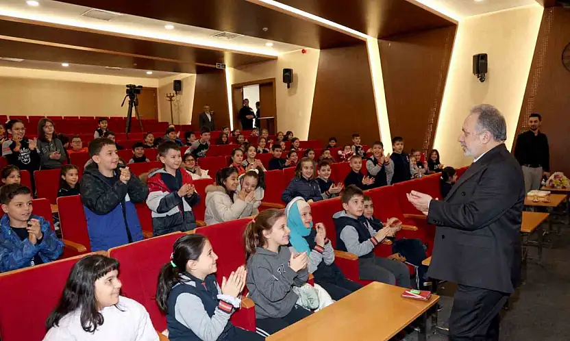 Başkan Yalçın'dan miniklere yerel yönetim dersi