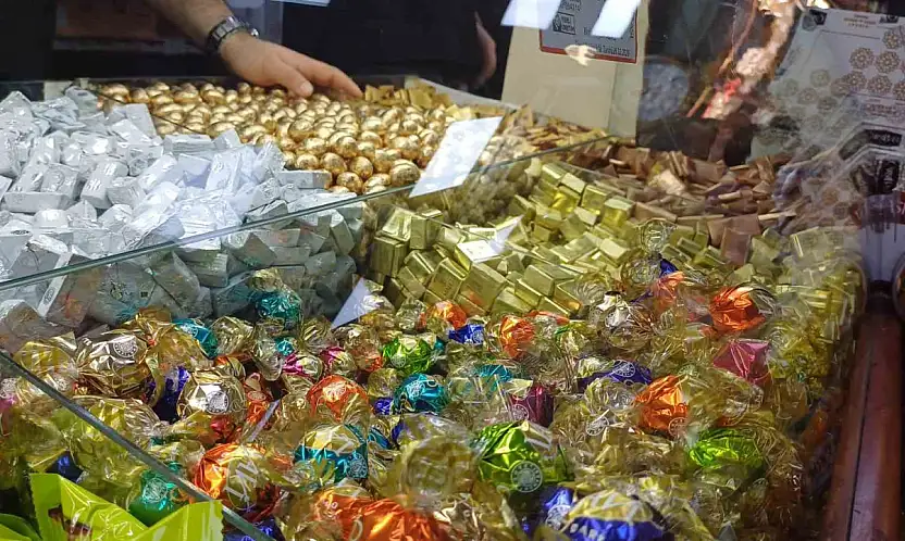 Bayramlık çikolata ve şekerler tezgahlarda