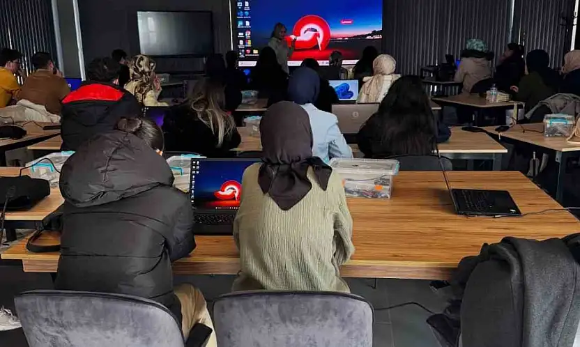 Bilişim Akademisi'nde Fen Bilgisi öğretmen adaylarına eğitim